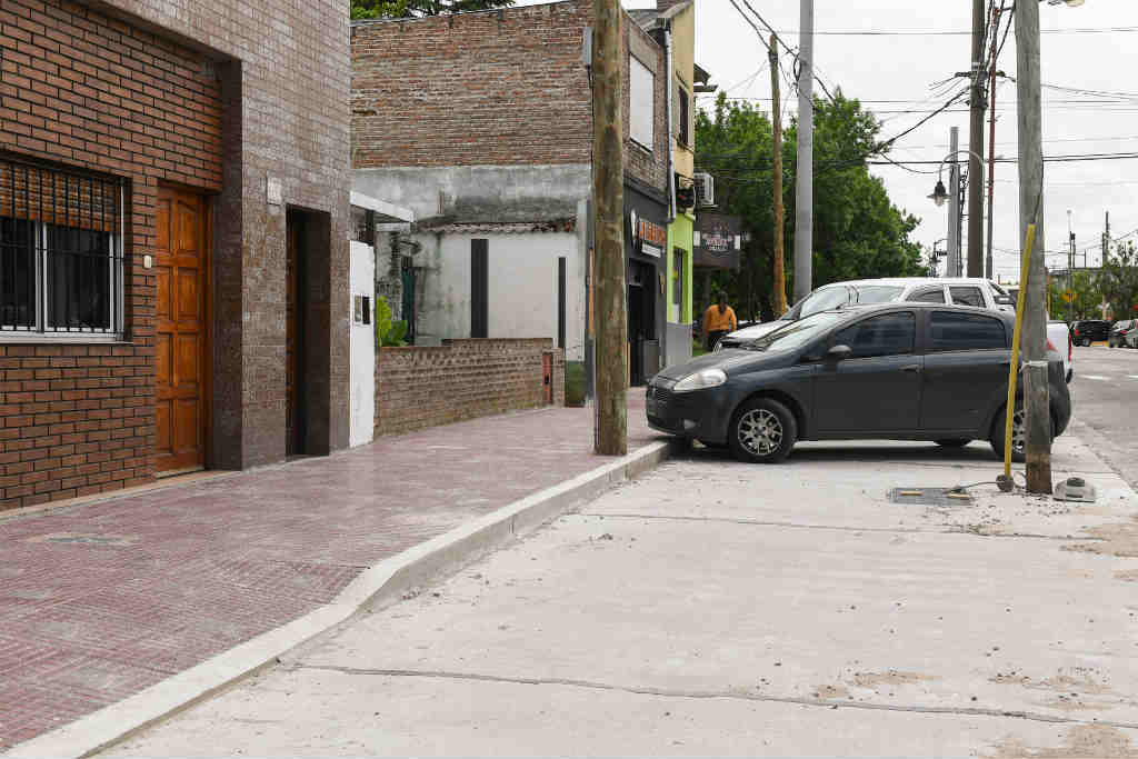 San Fernando renueva veredas y construye dársenas en la calle Carlos Casares del barrio Fate