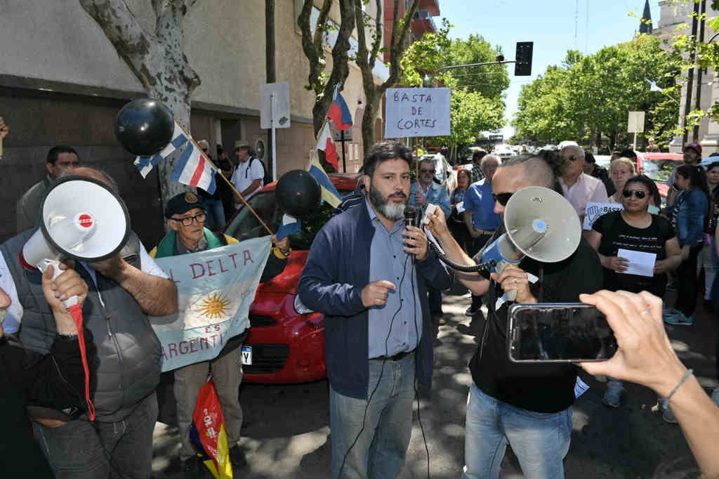 Vecinos del Delta reclamaron en Edenor San Fernando por los constantes cortes de luz