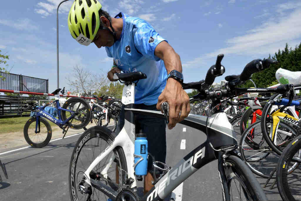 El intendente Julio Zamora visitó la Expo Ironman 