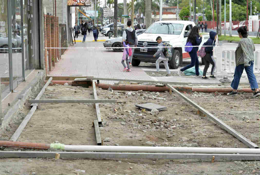 Julio Zamora recorrió las nuevas veredas que se construyen en Ricardo Rojas