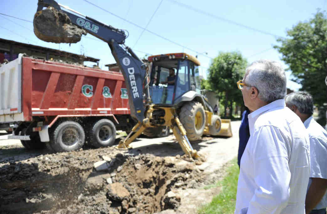 El intendente de Tigre, Julio Zamora, recorrió la localidad para supervisar los trabajos que realiza personal del Municipio en materia de veredas vecinales y movimiento de suelo para un posterior asfaltado. 

