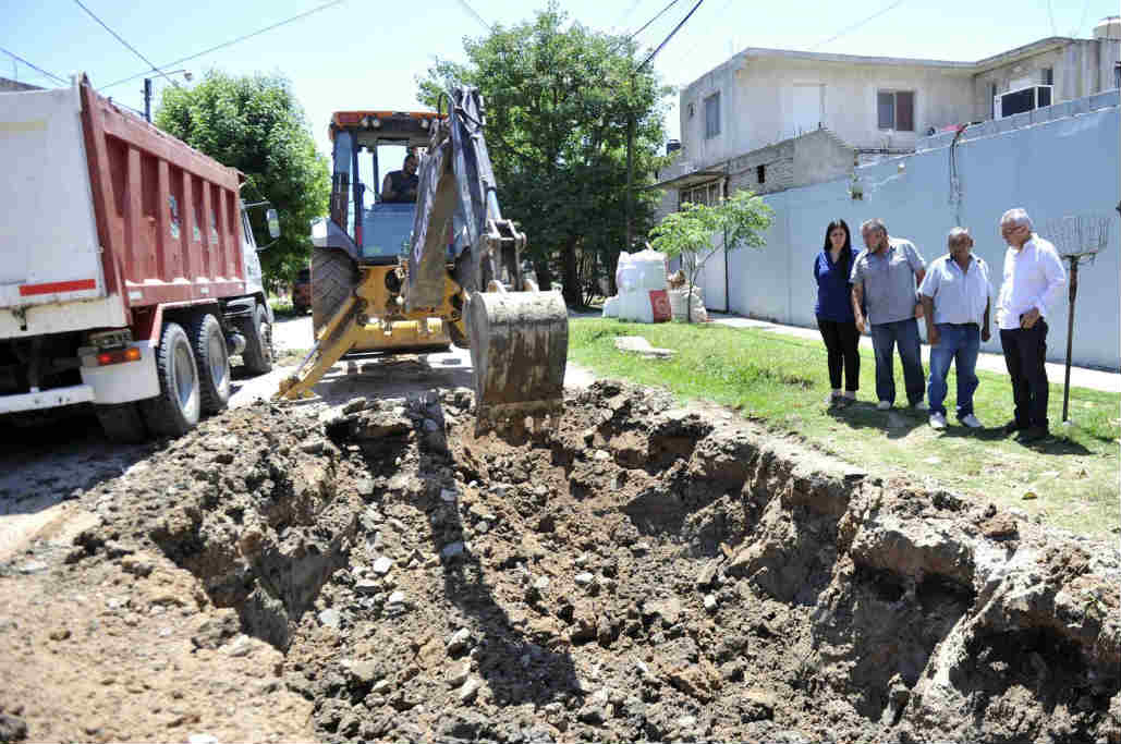 El intendente de Tigre, Julio Zamora, recorrió la localidad para supervisar los trabajos que realiza personal del Municipio en materia de veredas vecinales y movimiento de suelo para un posterior asfaltado. 
