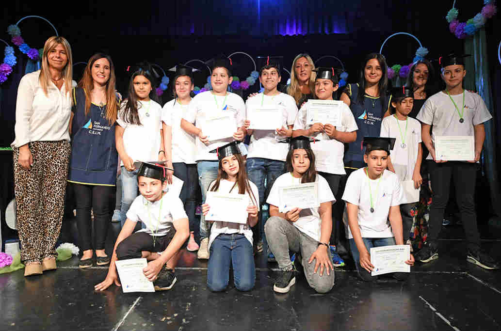 Los egresados de los Centros Educativos Municipales tuvieron su gran fiesta en el Teatro Martinelli