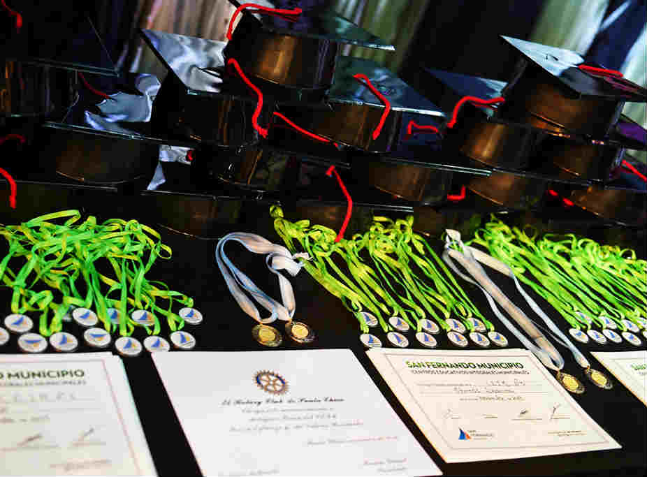 Los egresados de los Centros Educativos Municipales tuvieron su gran fiesta en el Teatro Martinelli