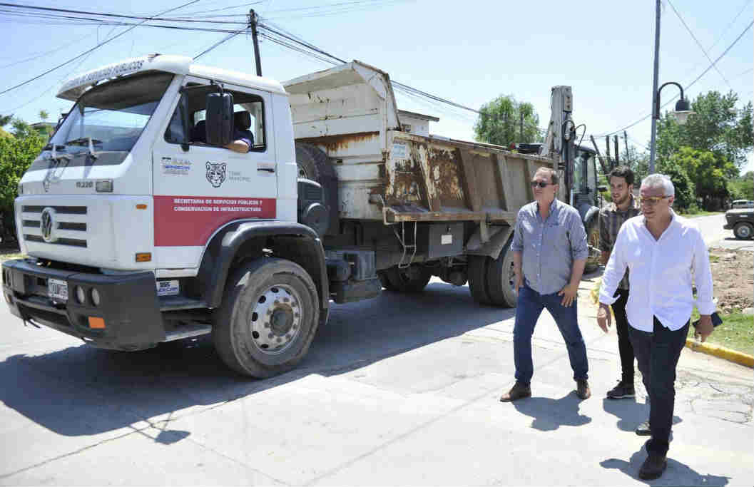 El intendente Julio Zamora recorrió los barrios El Arco y San Patricio de la localidad para monitorear los trabajos que se realizan con fondos municipales. Además, saludó a vecinos y dialogó con ellos sobre los avances en la zona.
