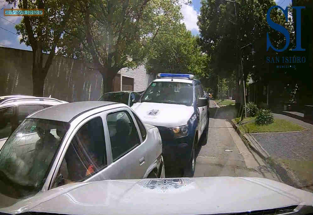 En San Isidro detuvieron tras una persecución a dos hombres que robaban neumáticos
