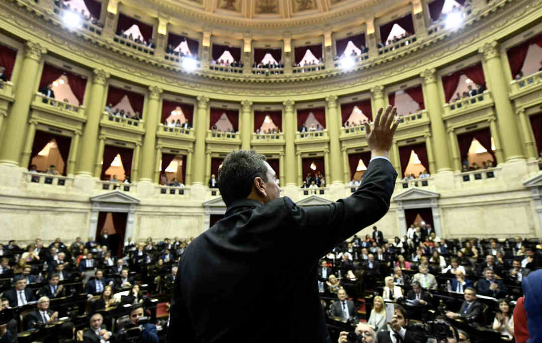 El líder del Frente Renovador, Sergio Massa, fue coronado hoy como nuevo presidente de la Cámara de Diputados, prometió “abrir el Congreso” e invitó a “recorrer el camino de los acuerdos y la construcción de políticas de Estado”.
