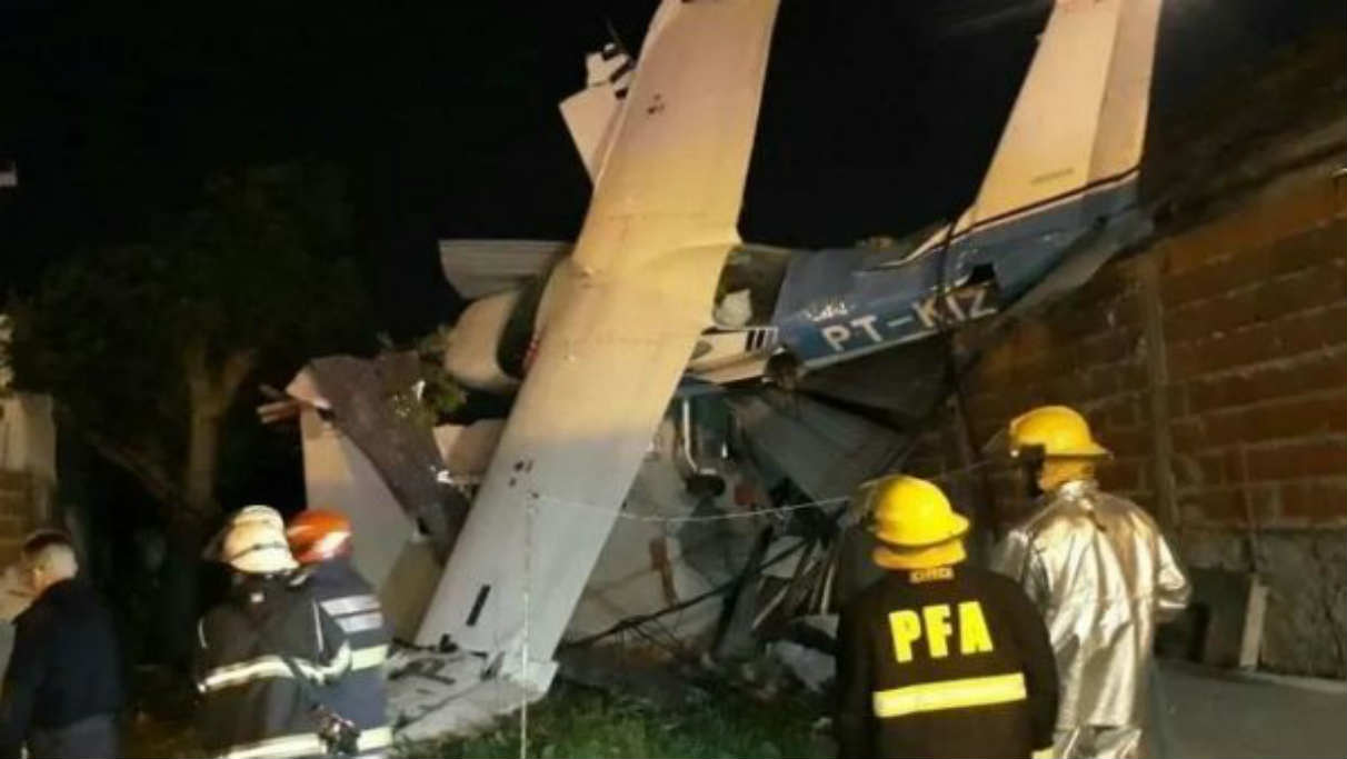 Una avioneta cayó sobre el techo de una casa en San Fernando