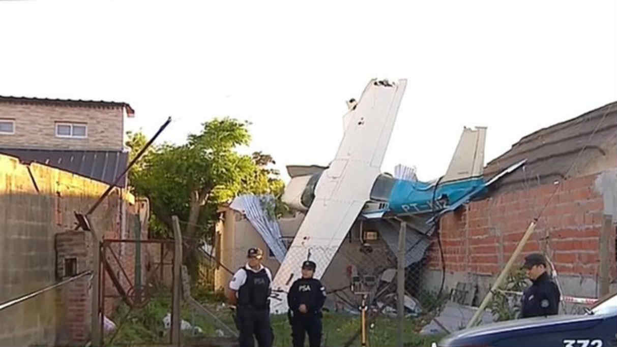 Una avioneta cayó sobre el techo de una casa en San Fernando