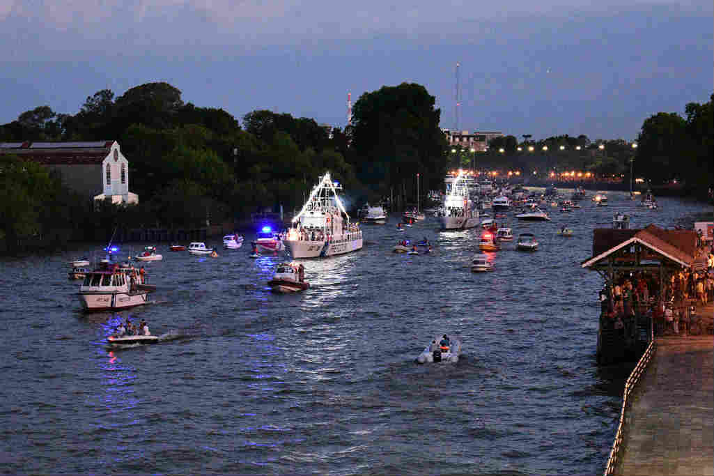 Miles de personas acompañaron al Municipio de Tigre en la celebración por el Día de la Virgen, patrona del distrito, en el 70° aniversario de la Procesión Náutica. 