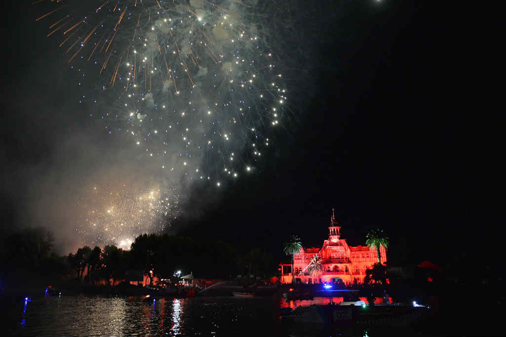 Miles de personas acompañaron al Municipio de Tigre en la celebración por el Día de la Virgen, patrona del distrito, en el 70° aniversario de la Procesión Náutica. 