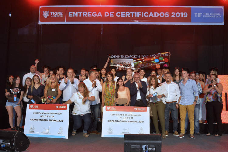El intendente, Julio Zamora, entregó certificados a 1100 vecinos egresados del Tigre Instituto Formativo (TIF)