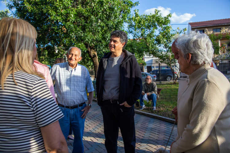 Vicente López sigue renovando las plazas para que los vecinos disfruten de ellas. De esta manera, se puso en valor la plaza Leandro N. Alem, ubicada en Munro, en la intersección de las calles G. Marconi, L.N.Alem, L.Terragno y M. Carregal.
