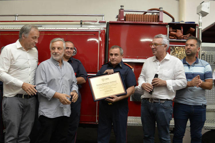 el intendente de Tigre durante su tradicional recorrida navideña por diferentes instituciones y dependencias municipales que brindarán servicio y atención durante la Nochebuena