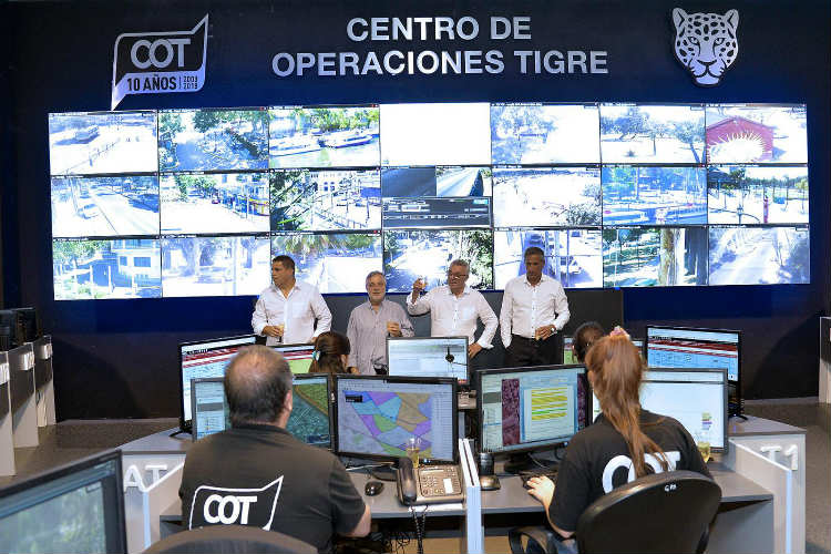 el intendente de Tigre durante su tradicional recorrida navideña por diferentes instituciones y dependencias municipales que brindarán servicio y atención durante la Nochebuena