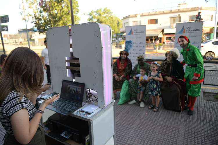 Chicos y familias de San Fernando se tomaron fotos con los Reyes Magos