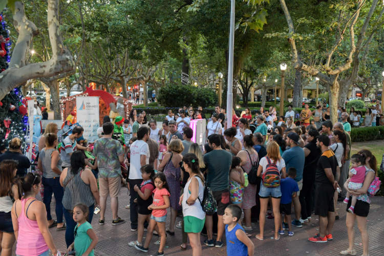 Chicos y familias de San Fernando se tomaron fotos con los Reyes Magos