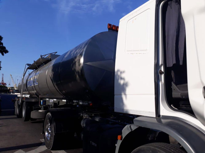 Epígrafe: Moto que envía el GCBA para abastecer la manzana 100 bis del barrio Villa 31.