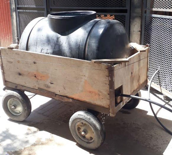 AYSA monto un operativo con camiones cisternas para asistir a vecinos del Barrio 31 de Retiro.