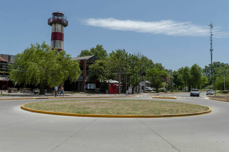 El intendente Gustavo Posse recorrió el sector de acceso al puerto que también comprende cruces peatonales elevados y repavimentaciones.
El intendente Gustavo Posse recorrió el sector de acceso al puerto que también comprende cruces peatonales elevados y repavimentaciones.