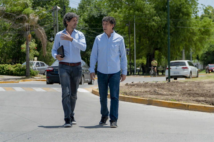 El intendente Gustavo Posse recorrió el sector de acceso al puerto que también comprende cruces peatonales elevados y repavimentaciones.
El intendente Gustavo Posse recorrió el sector de acceso al puerto que también comprende cruces peatonales elevados y repavimentaciones.