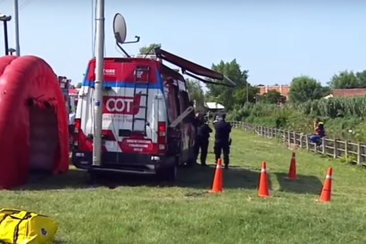 Continua la búsqueda del remisero que está desaparecido desde este miércoles al ser arrastrado por la corriente en una calle inundada del partido bonaerense de Tigre del operativo participan ocho embarcaciones junto a drones, buzos tácticos y perros.