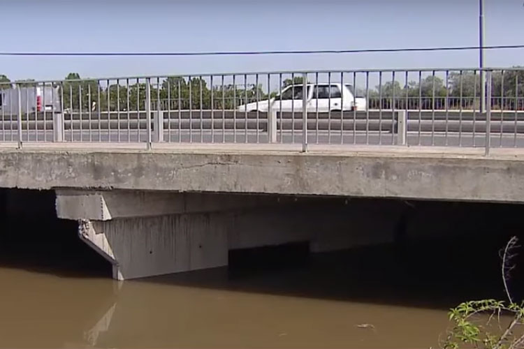 El hecho ocurrió en la calle Alvear de la localidad de Benavídez, en el momento en el que Ezequiel Nuñez, de 34 años, viajaba con un pasajero que pudo salir del vehículo y pedir ayuda.
