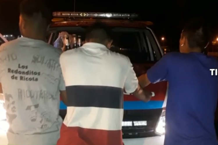 Detuvieron tres ladrones robando bebidas alcohólicas en el Puerto de Frutos.