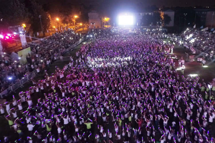 Juan Andreotti, junto a 15.000 personas, participó de una espectacular “Fiesta de Verano” de las Colonias.
