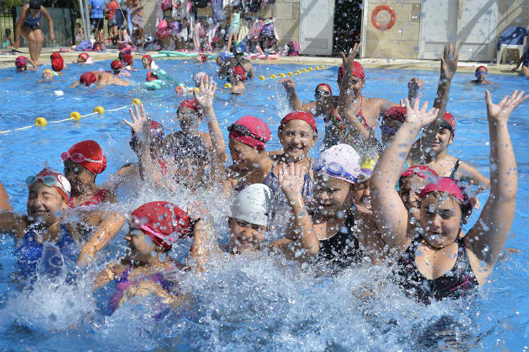Chicas y chicos de los polideportivos Güemes y La Mascota se divierten en las colonias de verano de Tigre.