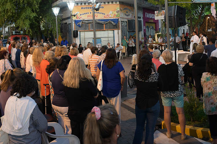 Procesión con antorchas en San Fernando en honor a la Virgen de Lourdes