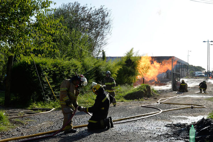 Mientras los bomberos trabajaban para extinguir las llamas, operarios de la empresa de gas lograron reducir la presión del caño para terminar de apagar el fuego. Mientras los bomberos trabajaban para extinguir las llamas, operarios de la empresa de gas lograron reducir la presión del caño para terminar de apagar el fuego.
