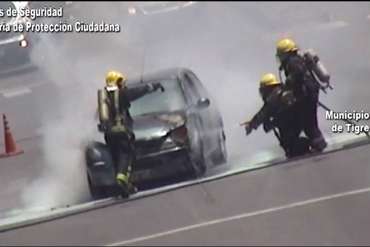 Video: Controlado el incendio de una auto en Tigre