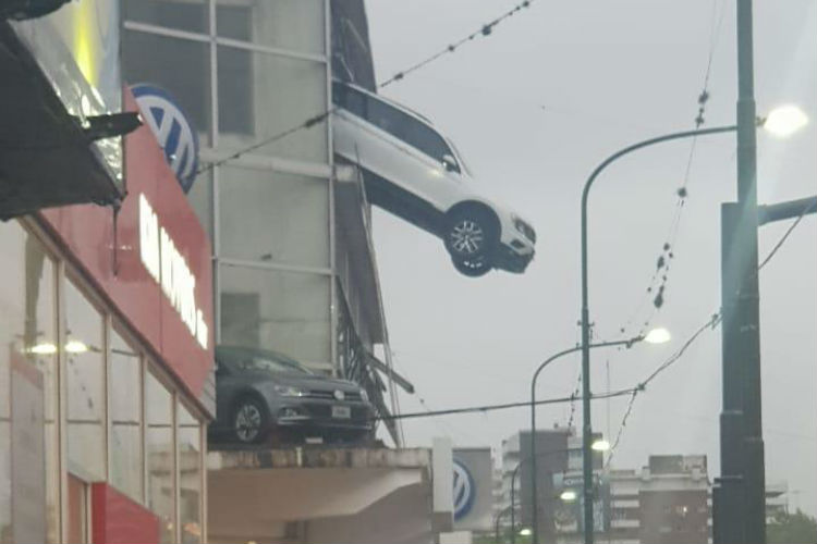 Un auto quedó colgando de un segundo piso de una concesionaria de San Isidro Un auto quedó colgando de un segundo piso de una concesionaria de San Isidro