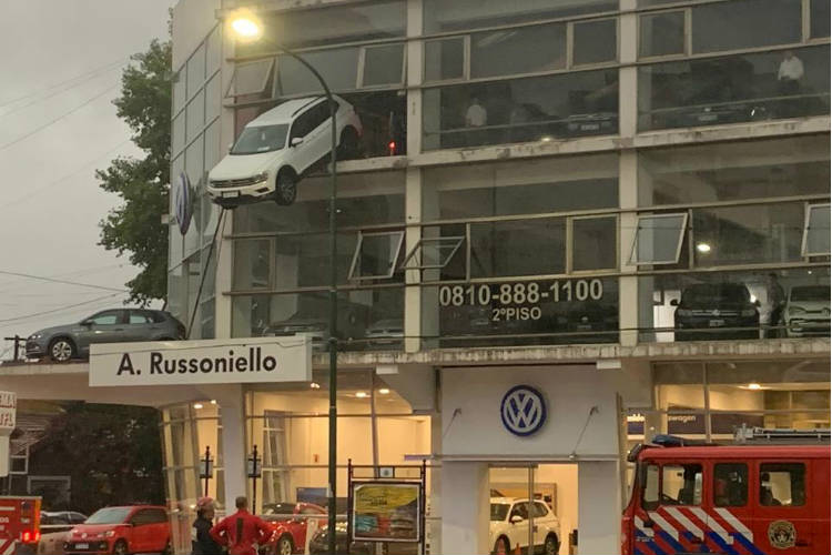 Un auto quedó colgando de un segundo piso de una concesionaria de San Isidro Un auto quedó colgando de un segundo piso de una concesionaria de San Isidro