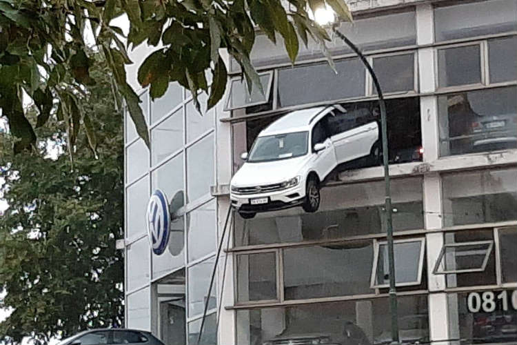 Un auto quedó colgando de un segundo piso de una concesionaria de San Isidro Un auto quedó colgando de un segundo piso de una concesionaria de San Isidro