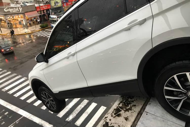 Un auto quedó colgando de un segundo piso de una concesionaria de San Isidro Un auto quedó colgando de un segundo piso de una concesionaria de San Isidro