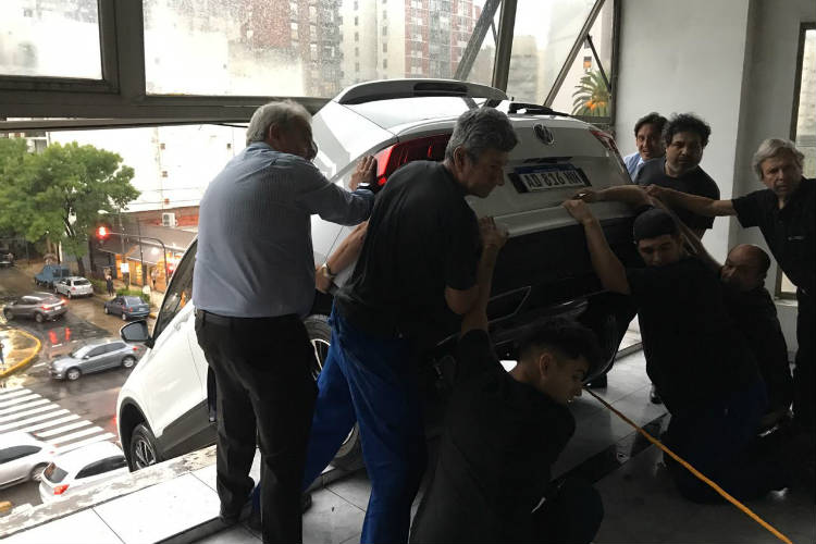 Un auto quedó colgando de un segundo piso de una concesionaria de San Isidro Un auto quedó colgando de un segundo piso de una concesionaria de San Isidro