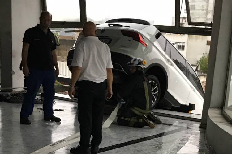 Un auto quedó colgando de un segundo piso de una concesionaria de San Isidro Un auto quedó colgando de un segundo piso de una concesionaria de San Isidro