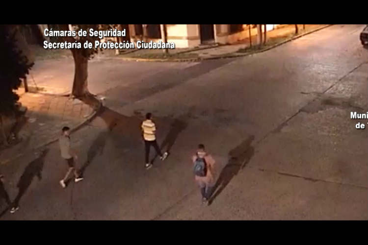 La víctima sufrió el asalto en Paseo Victorica y dio aviso a un móvil que patrullaba la zona. El sistema de monitoreo localizó a los sospechosos.
