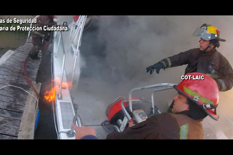 Incendio de embarcaciones en Boat Park en Tigre.