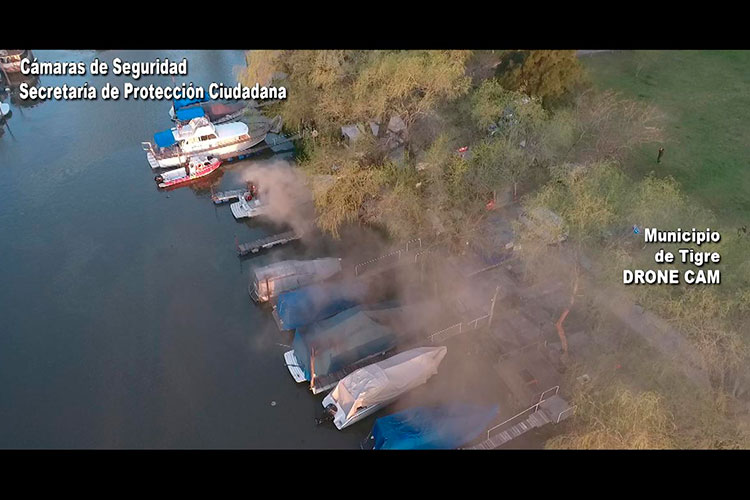 En un trabajo mancomunado entre agentes del COT, bomberos de Prefectura Naval con asiento en el Puerto de Frutos y bomberos de Tigre centro, se controló un incendio de embarcaciones en la guardería náutica Boat Park, ubicada en Rincón de Milberg.