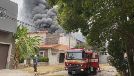 Un incendio de proporciones afectó una fábrica en Vicente López