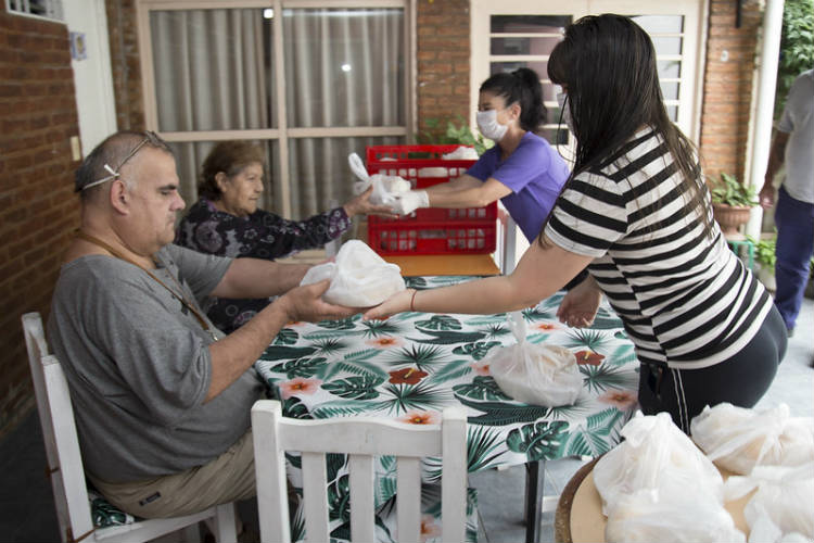 Personal del municipio de San Isidro asiste a adultos mayores en sus domicilios Personal del municipio de San Isidro asiste a adultos mayores en sus domicilios