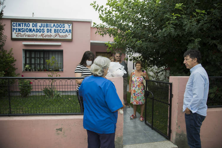 Personal del municipio de San Isidro asiste a adultos mayores en sus domicilios