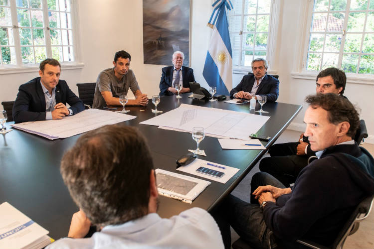 El presidente de la Nación, Alberto Fernández, el ministro de Obras Públicas, Gabriel Katopodis, y el ministro de Salud, Ginés González García, recibieron a empresarios que se unieron y realizaron aportes para construir el Hospital Modular de Emergencia de Gral. Rodríguez, uno de los cuatro que se incorporarán a la red nacional.
El presidente de la Nación, Alberto Fernández, el ministro de Obras Públicas, Gabriel Katopodis, y el ministro de Salud, Ginés González García, recibieron a empresarios que se unieron y realizaron aportes para construir el Hospital Modular de Emergencia de Gral. Rodríguez, uno de los cuatro que se incorporarán a la red nacional.