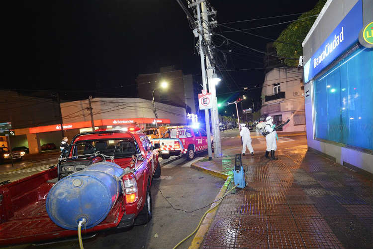 Tigre implementó un operativo de desinfección en zonas céntricas y bancos