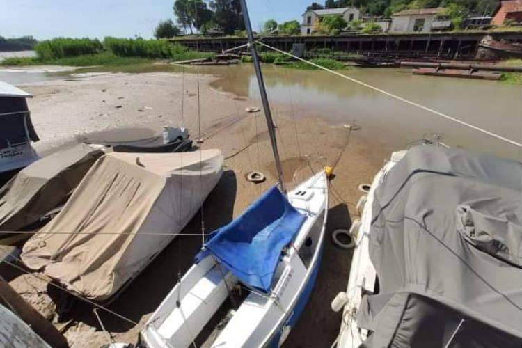 El río Paraná en su nivel más bajo del siglo en el puerto de Santa Fe