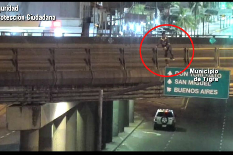 Don Torcuato: Rescatan a un joven que intentó tirarse de un puente Don Torcuato: Rescatan a un joven que intentó tirarse de un puente