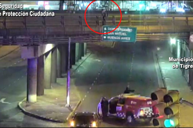 Don Torcuato: Rescatan a un joven que intentó tirarse de un puente Don Torcuato: Rescatan a un joven que intentó tirarse de un puente